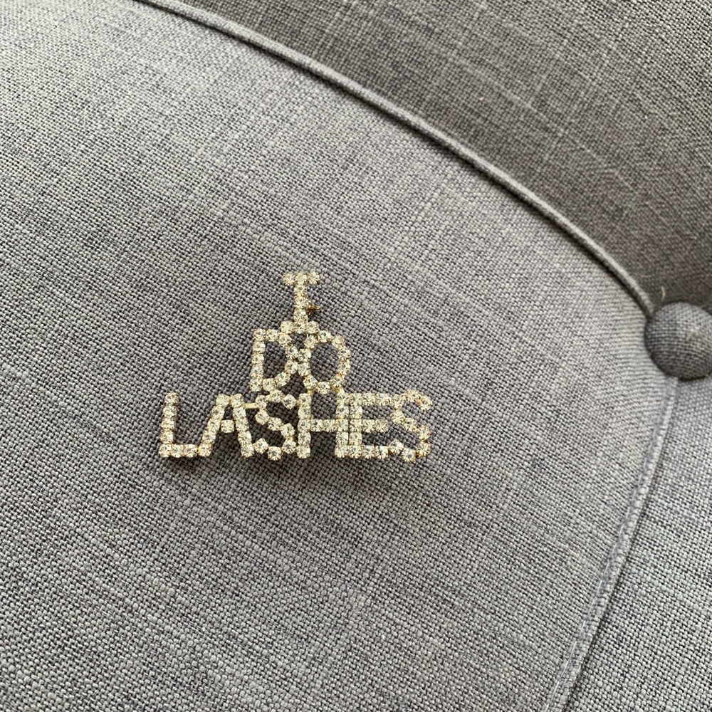 Lashes/eyelashes pin for stylist or vendor